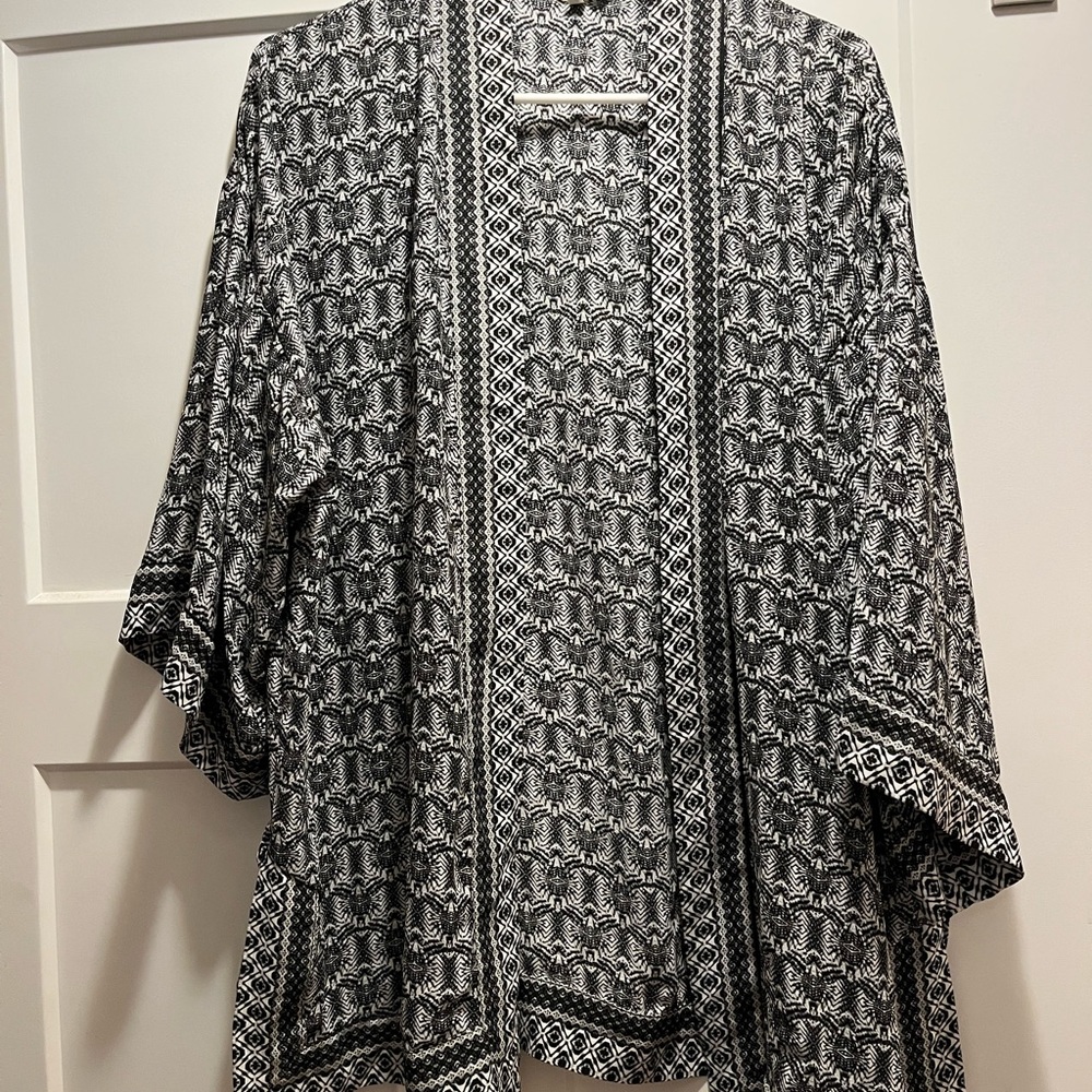 Max Studio open-front kimono black and white geometric pattern